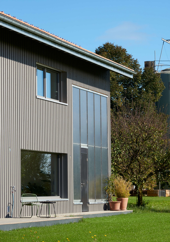 Maison avec panneaux solaires en façade